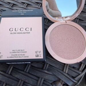 Gucci Glow Highlighter in Opal Pink